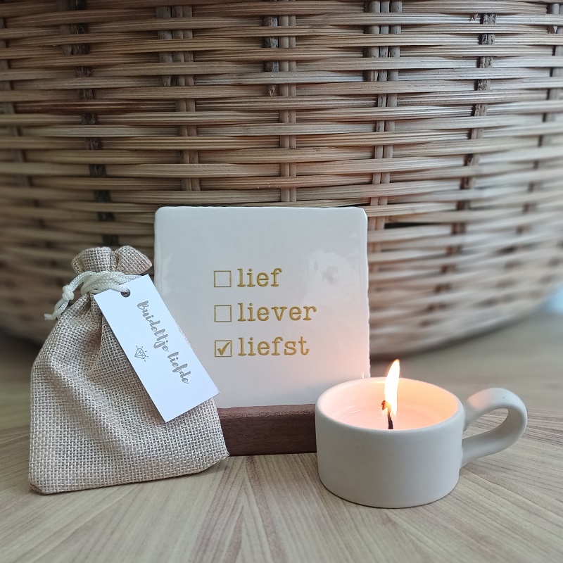Originele tegeltjes inclusief houten standaardje Lief, liever, liefst - 