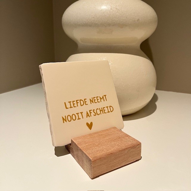 Originele tegeltjes inclusief houten standaardje Liefde neemt nooit afscheid - 
