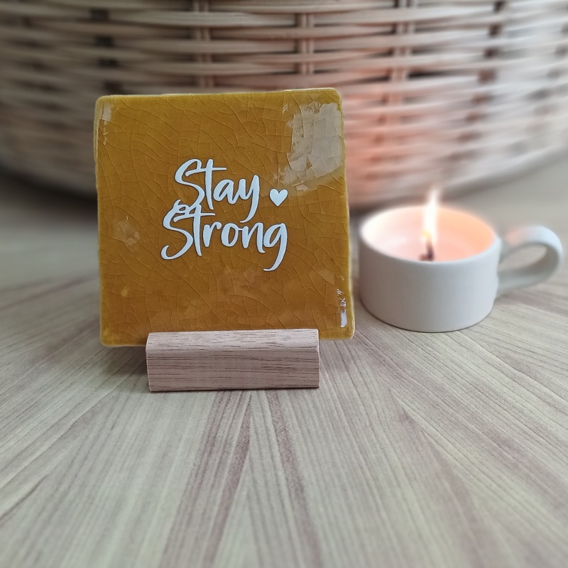 Originele tegeltjes inclusief houten standaardje Stay Strong - 