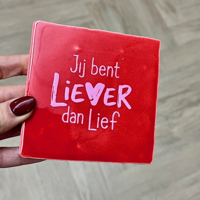 Originele tegeltjes inclusief houten standaardje Jij bent liever dan lief - 