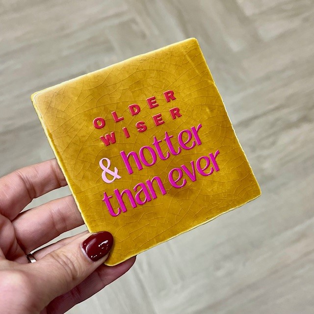 Originele tegeltjes inclusief houten standaardje Older wiser hotter than ever - 