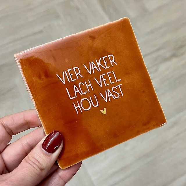 Originele tegeltjes inclusief houten standaardje Vier vaker, lach veel, hou vast - 