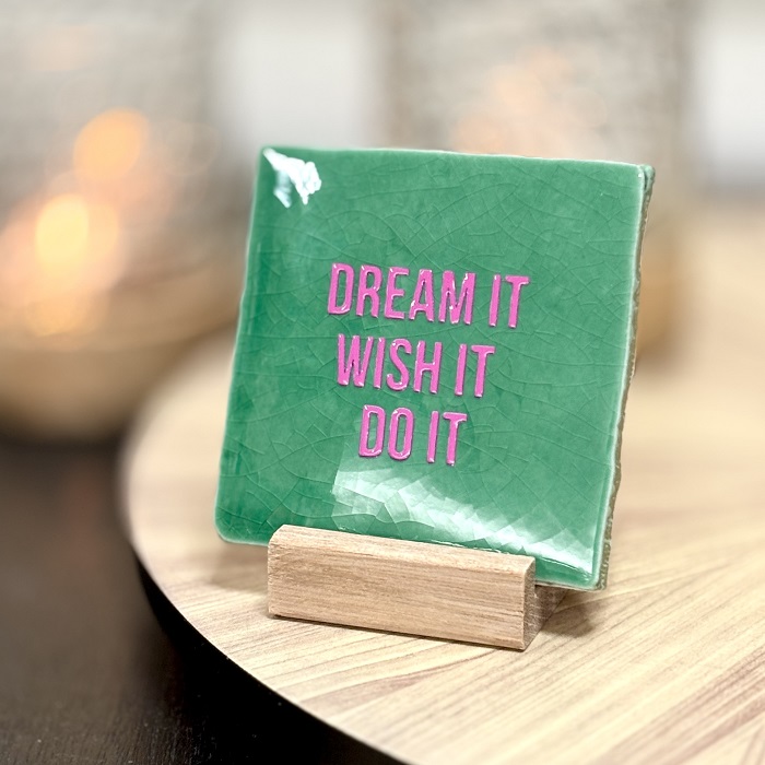 Originele tegeltjes inclusief houten standaardje dream it, wish it, do it - 