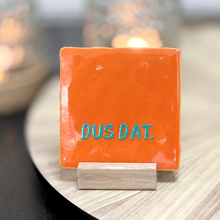 Originele tegeltjes inclusief houten standaardje Dus dat. - 