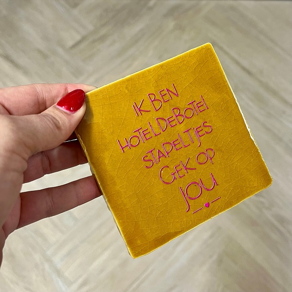 Originele tegeltjes inclusief houten standaardje Ik ben hoteldebotel stapeltjes gek op jou - 