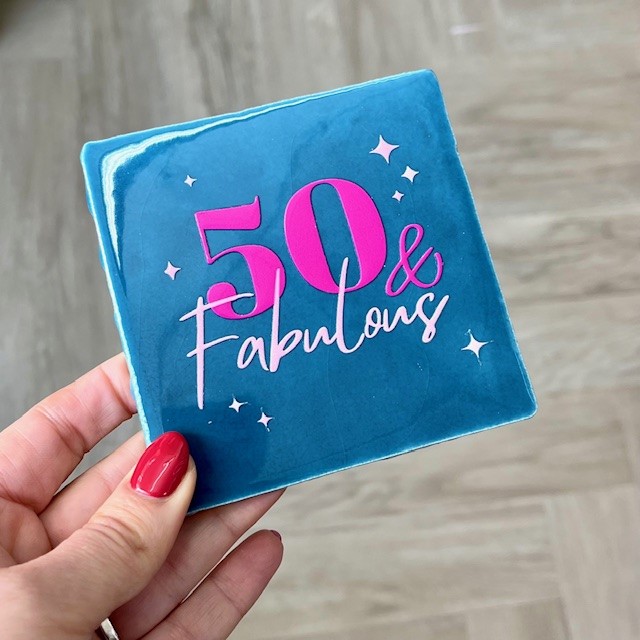 Originele tegeltjes inclusief houten standaardje 50 & Fabulous - 