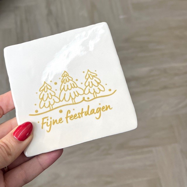Originele tegeltjes inclusief houten standaardje Fijne feestdagen 3 boompjes - 
