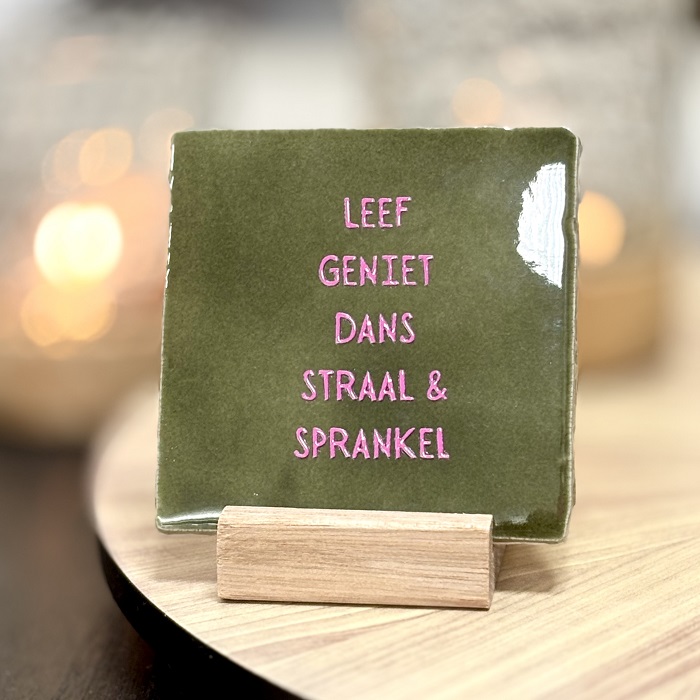 Originele tegeltjes inclusief houten standaardje Leef, Geniet, Dans, Straal & Sprankel - 