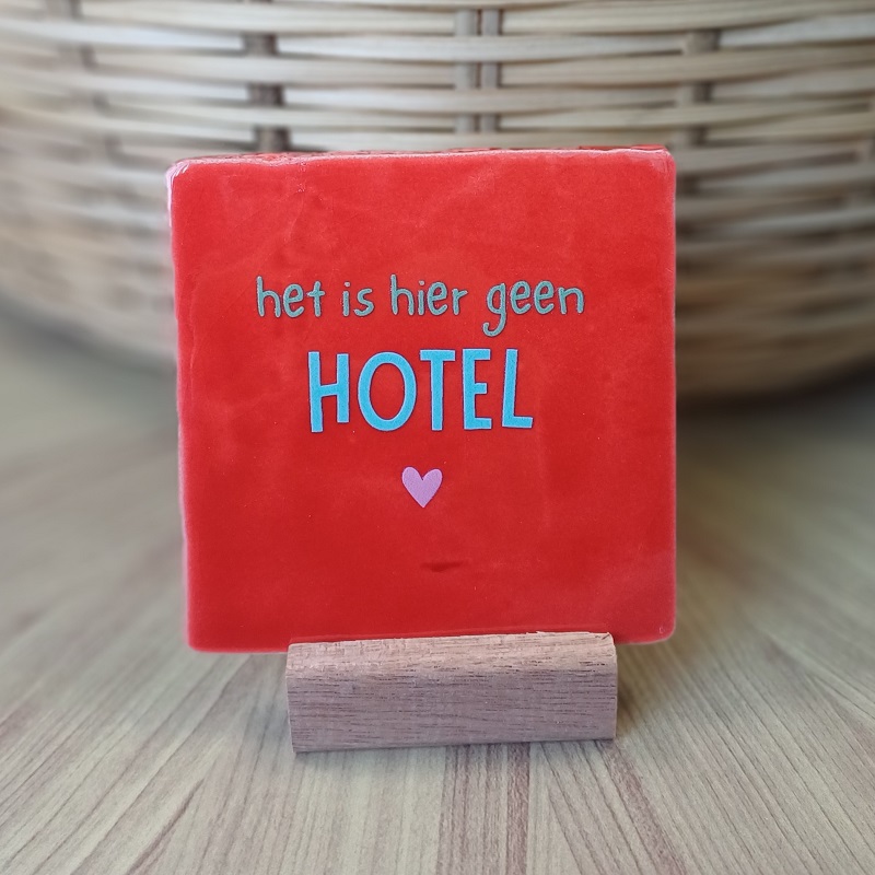 Originele tegeltjes inclusief houten standaardje Het is hier geen hotel - 