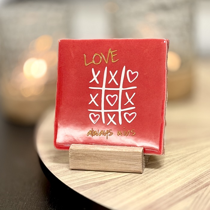 Originele tegeltjes inclusief houten standaardje Love always wins - 