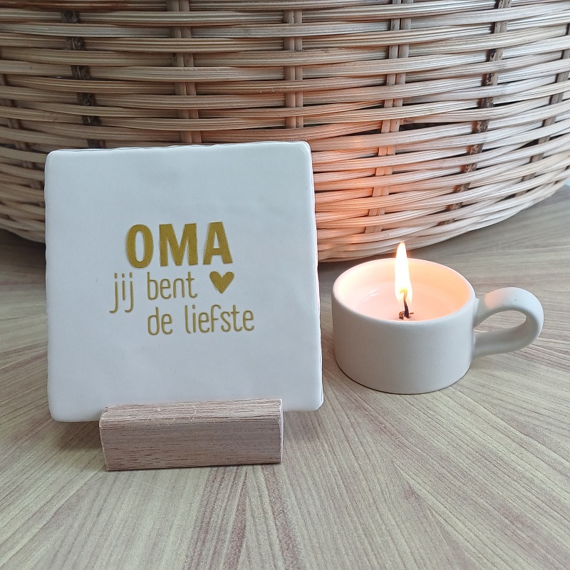 Originele tegeltjes inclusief houten standaardje Oma jij bent de liefste - 