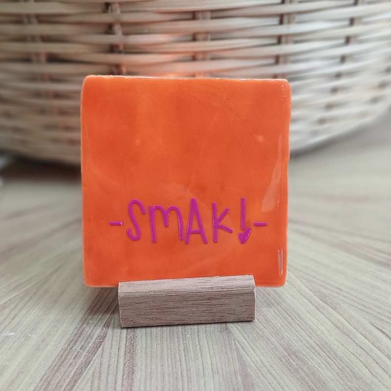 Originele tegeltjes inclusief houten standaardje Smak! - 