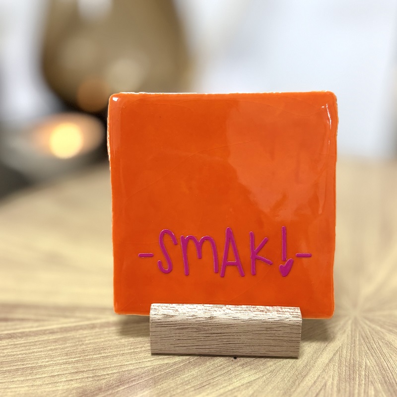 Originele tegeltjes inclusief houten standaardje Smak! - 