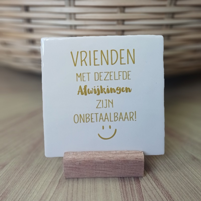 Originele tegeltjes inclusief houten standaardje Vrienden met dezelfde... - 