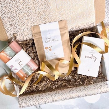 Cadeautje door de brievenbus 'Speciaal voor jou met een dikke knuffel'