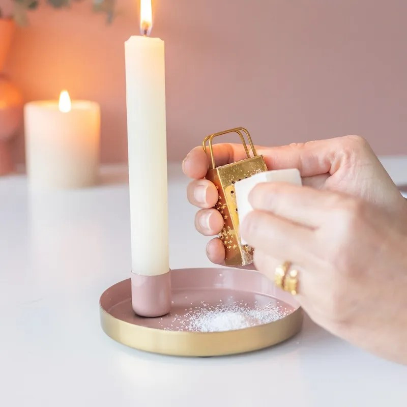 Brievenbuspakketje met amberblokje, rasp, kaarshouder en kaars