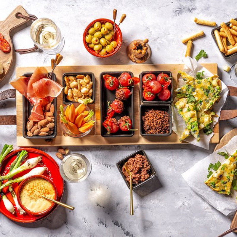 Borreltray van Bowsl and Dishes met vakjes en schaaltjes