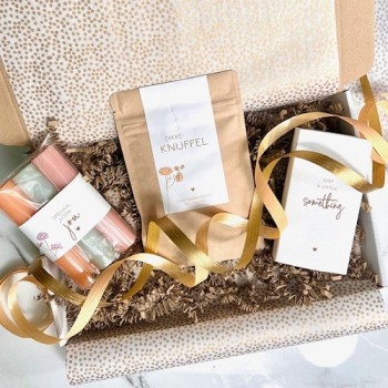 Cadeautje door de brievenbus 'Speciaal voor jou met een dikke knuffel'