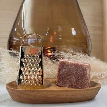 Houten schaaltje met amberblokje en raspje
